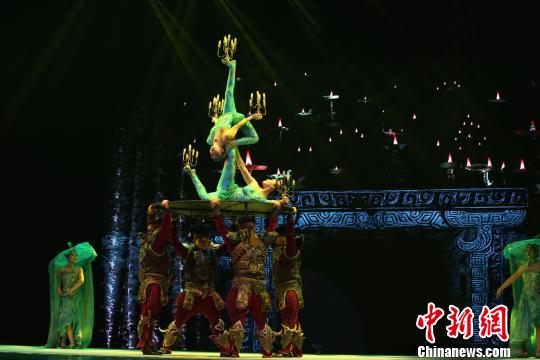圖為雜技舞臺劇《天地寶藏》頂燈表演?！埡ｖ?攝