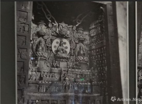 1940年?duì)I造學(xué)社攝北山石刻觀無(wú)量壽佛經(jīng)變相 梁先生特別提到這龕，大概因這龕造像內(nèi)容與建筑上關(guān)聯(lián)最多。