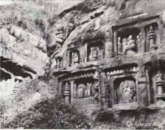 北山佛灣北區(qū)局部中國(guó)營(yíng)造學(xué)社1940年（當(dāng)時(shí)的北山石刻就這么暴露在荒山野外，沒(méi)有任何遮擋和保護(hù)。）